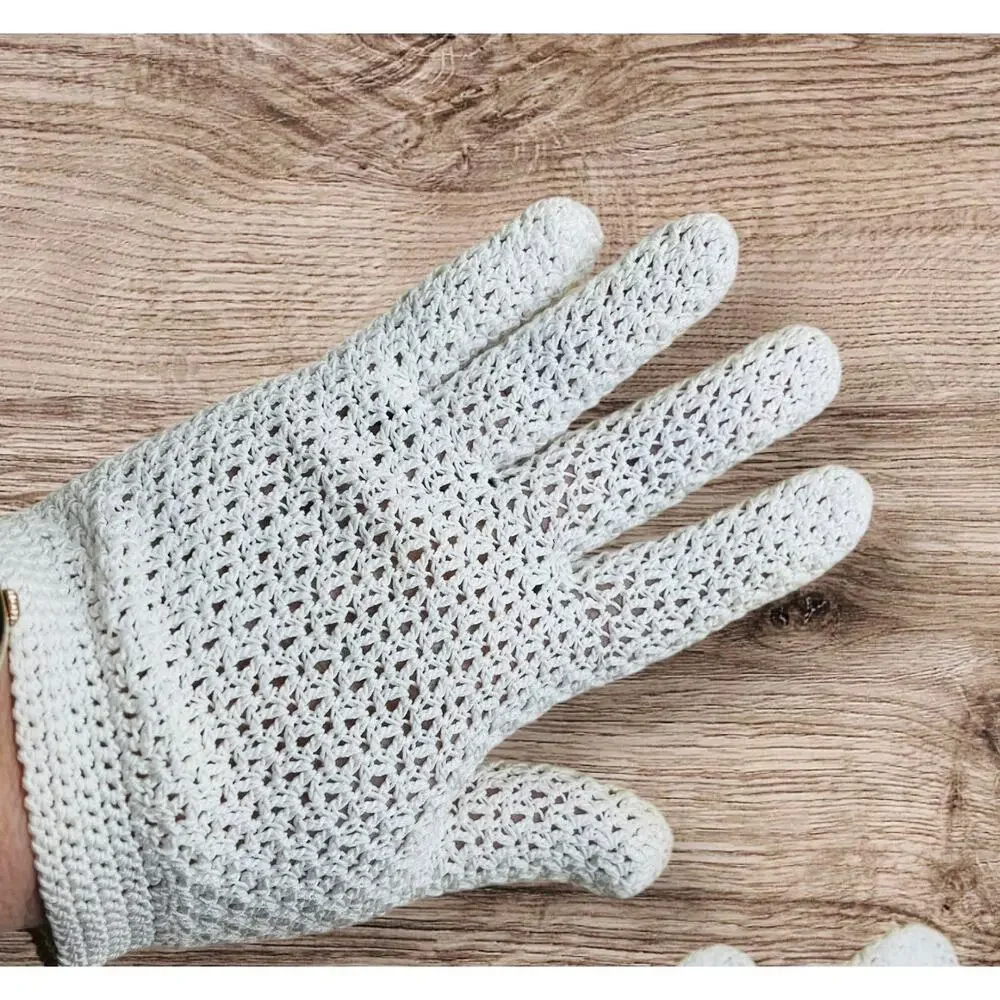 Vintage Hand crocheted Ivory Gloves Size Small/Medium 7” x 5” Button Closure